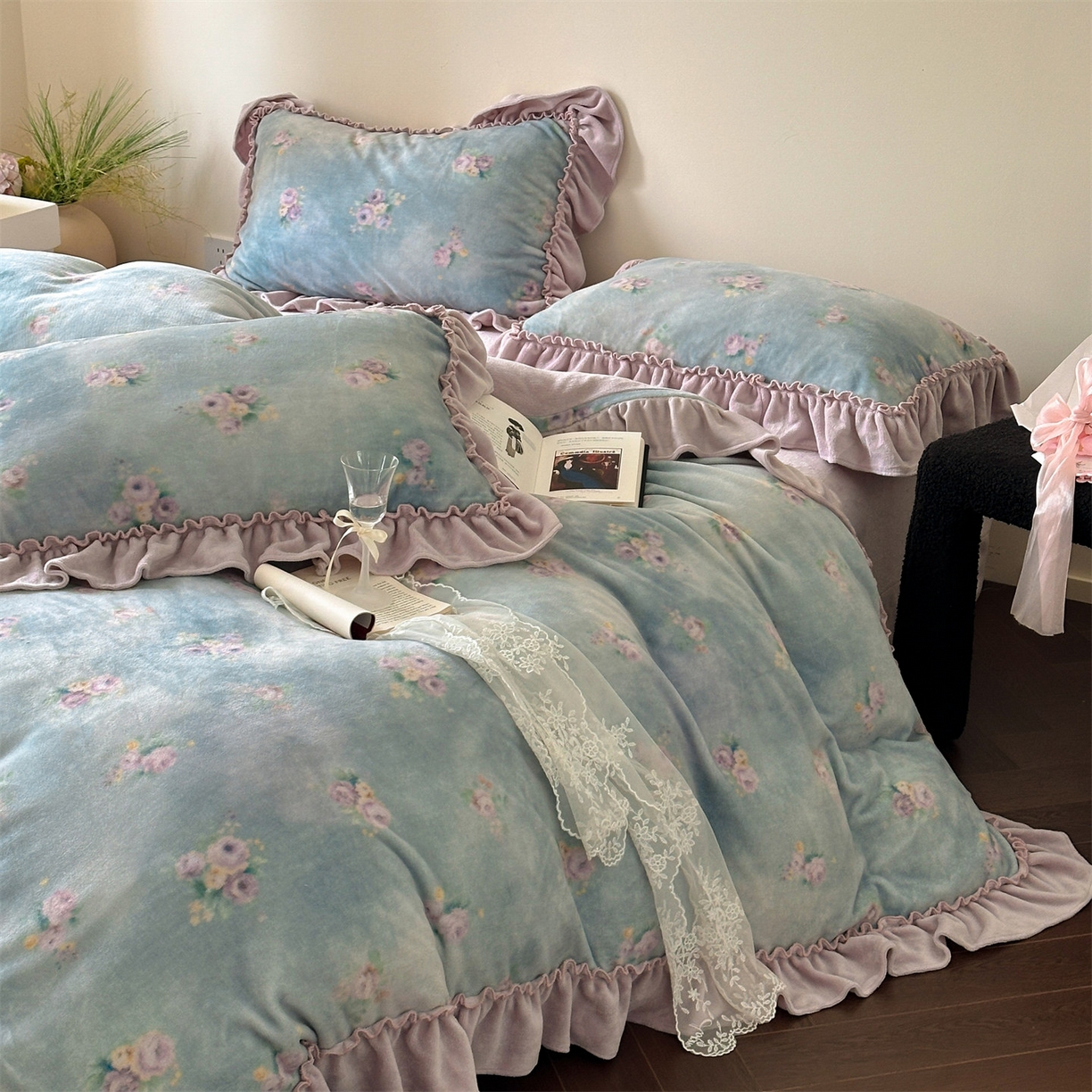 91家纺网 家纺一手货源 找家纺 一左一右 2025秋冬新款法式少女风数码印花高克重花边牛奶绒四件套-薄雾玫瑰（提供买家秀） 薄雾玫瑰-丁香