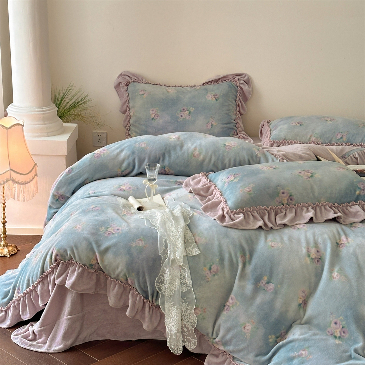 91家纺网 家纺一手货源 找家纺 一左一右 2025秋冬新款法式少女风数码印花高克重花边牛奶绒四件套-薄雾玫瑰（提供买家秀） 薄雾玫瑰-丁香