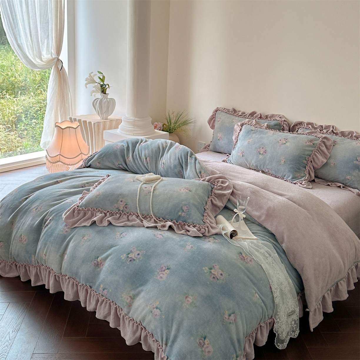 91家纺网 家纺一手货源 找家纺 一左一右 2025秋冬新款法式少女风数码印花高克重花边牛奶绒四件套-薄雾玫瑰（提供买家秀） 薄雾玫瑰-丁香