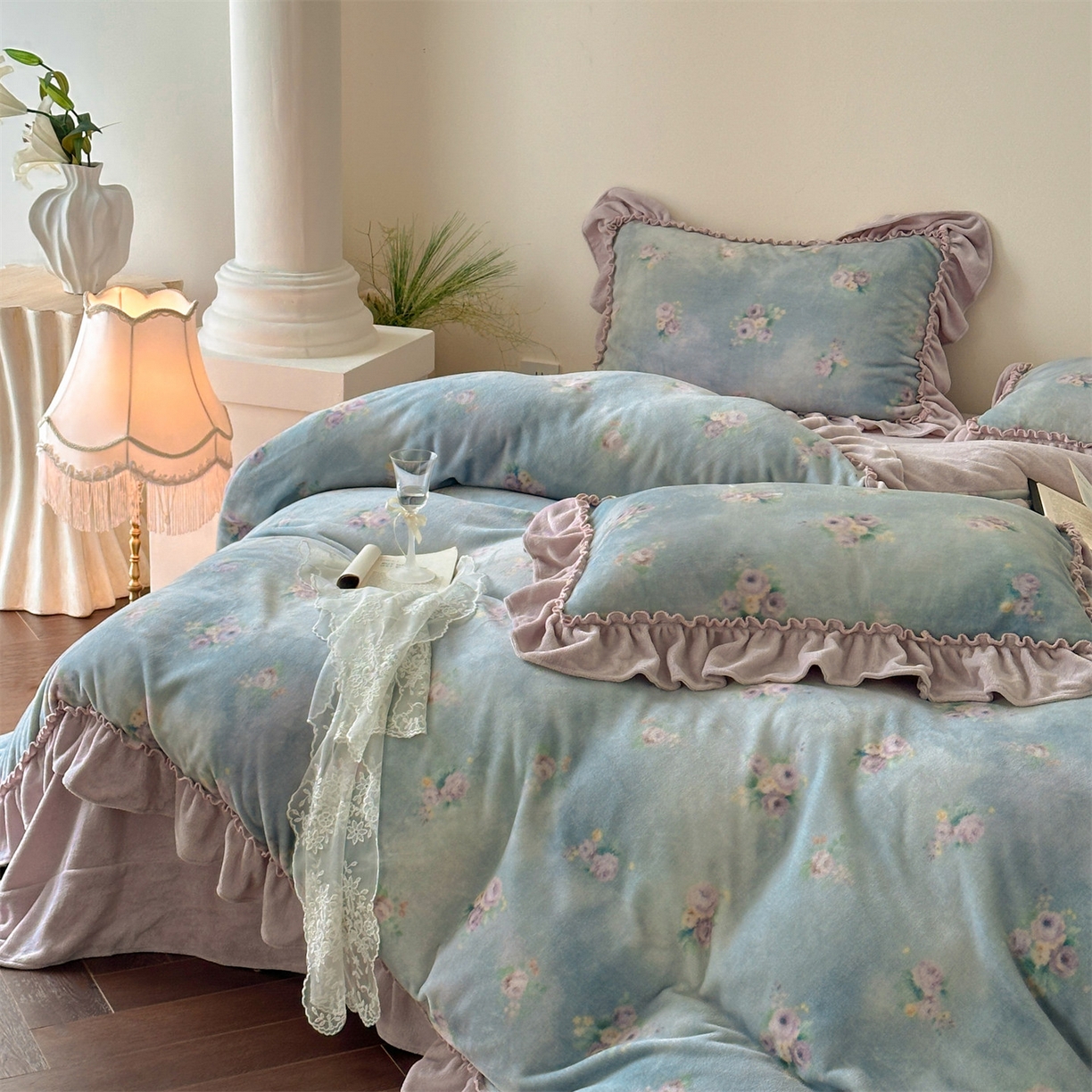 91家纺网 家纺一手货源 找家纺 一左一右 2025秋冬新款法式少女风数码印花高克重花边牛奶绒四件套-薄雾玫瑰（提供买家秀） 薄雾玫瑰-丁香