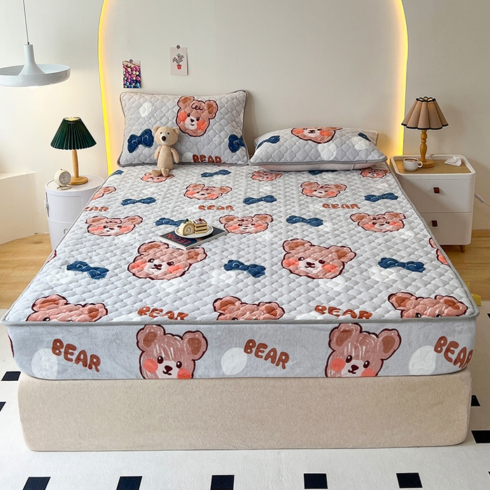 91家纺网 家纺一手货源 找家纺 铭成家纺 2025新款牛奶绒夹棉保暖床笠 小灰熊