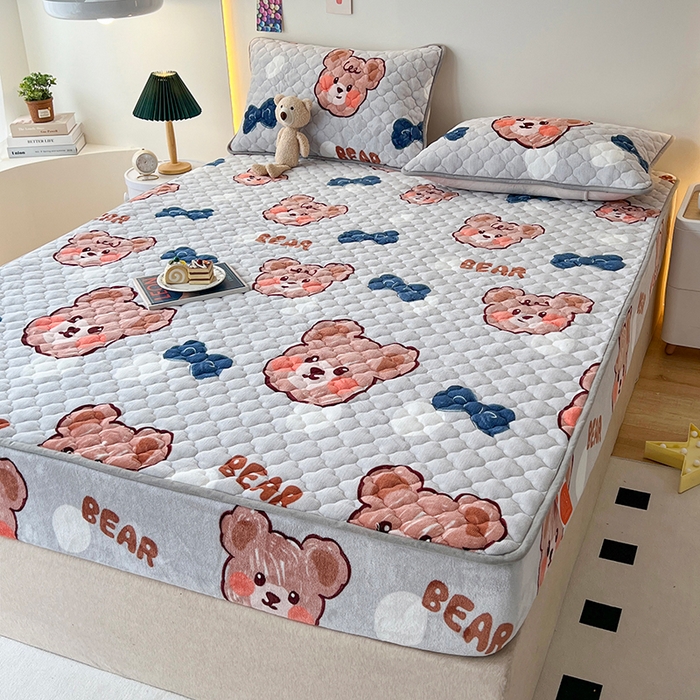 91家纺网 家纺一手货源 找家纺 铭成家纺 2025新款牛奶绒夹棉保暖床笠 小灰熊