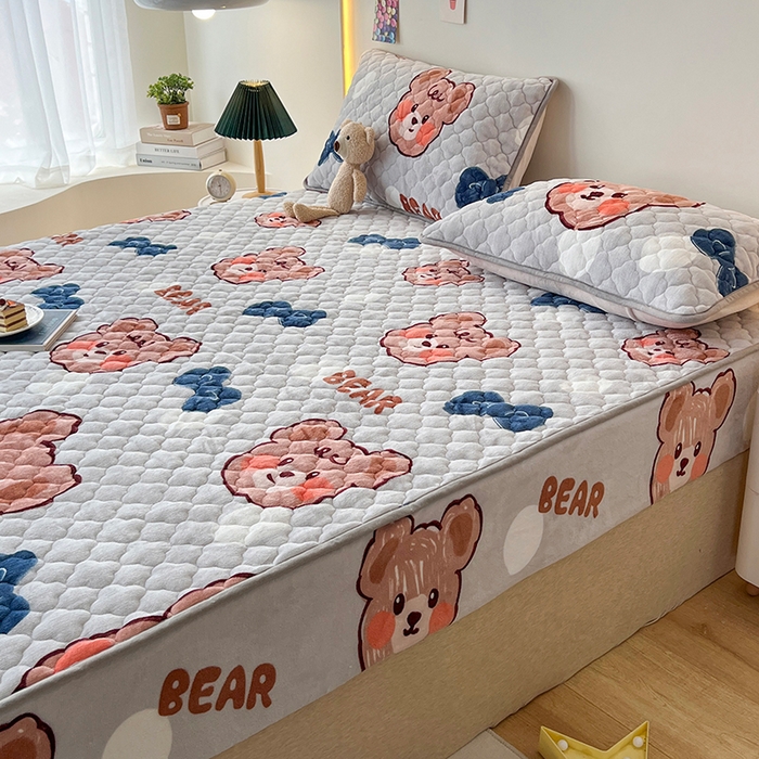 91家纺网 家纺一手货源 找家纺 铭成家纺 2025新款牛奶绒夹棉保暖床笠 小灰熊