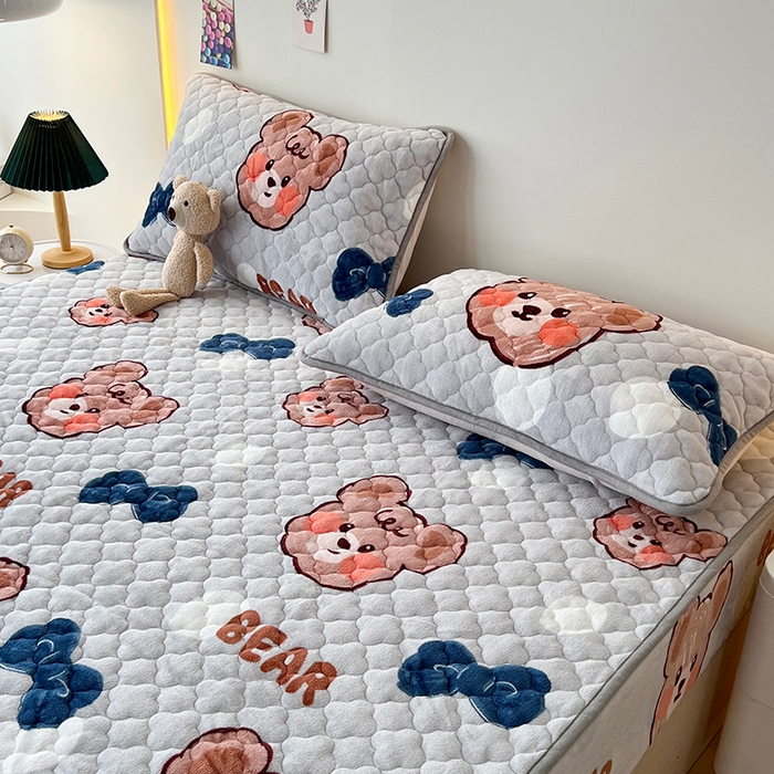 91家纺网 家纺一手货源 找家纺 铭成家纺 2025新款牛奶绒夹棉保暖床笠 小灰熊