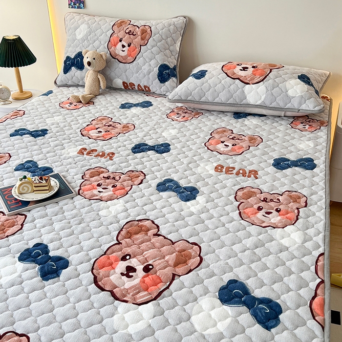 91家纺网 家纺一手货源 找家纺 铭成家纺 2025新款牛奶绒夹棉保暖床笠 小灰熊