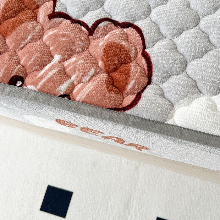 91家纺网 家纺一手货源 找家纺 铭成家纺 2025新款牛奶绒夹棉保暖床笠 小灰熊