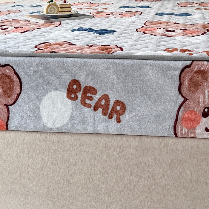 91家纺网 家纺一手货源 找家纺 铭成家纺 2025新款牛奶绒夹棉保暖床笠 小灰熊