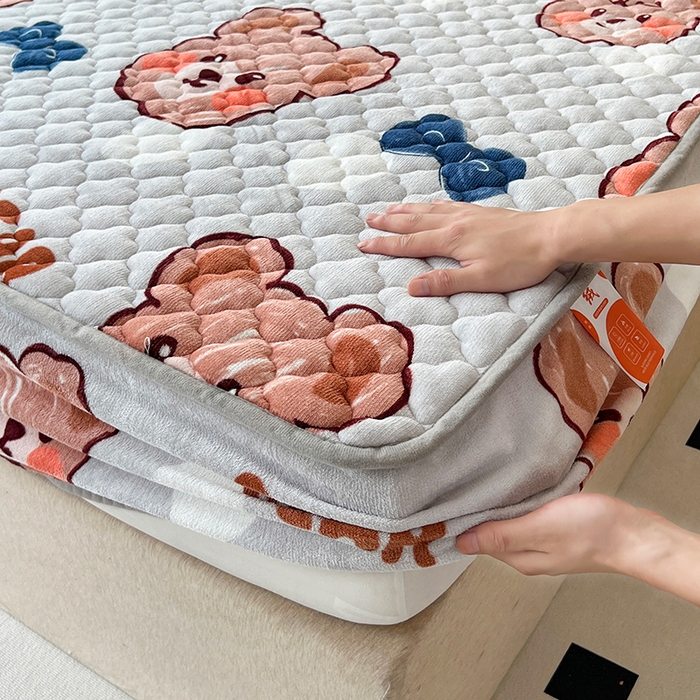 91家纺网 家纺一手货源 找家纺 铭成家纺 2025新款牛奶绒夹棉保暖床笠 小灰熊