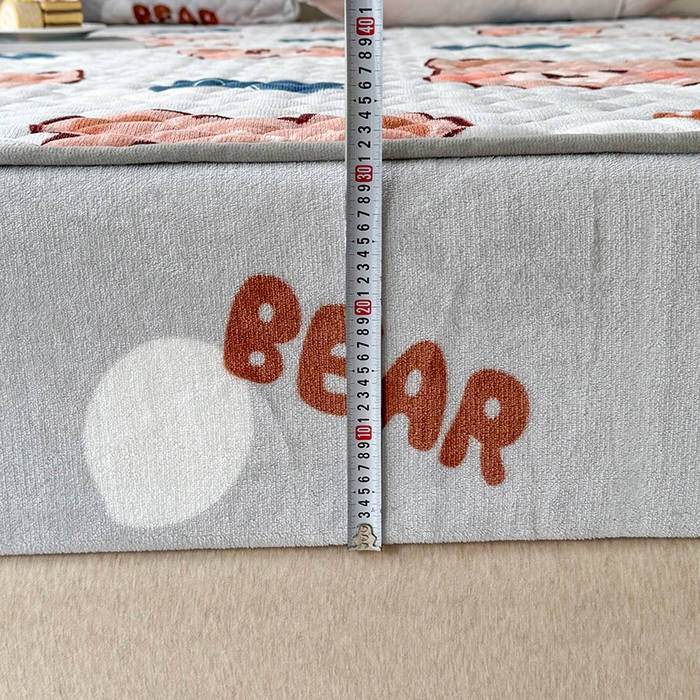 91家纺网 家纺一手货源 找家纺 铭成家纺 2025新款牛奶绒夹棉保暖床笠 小灰熊