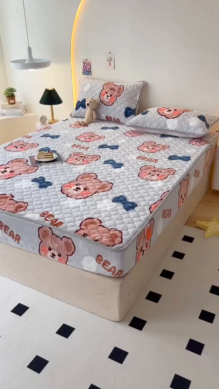 91家纺网 家纺一手货源 找家纺 铭成家纺 2025新款牛奶绒夹棉保暖床笠 小灰熊