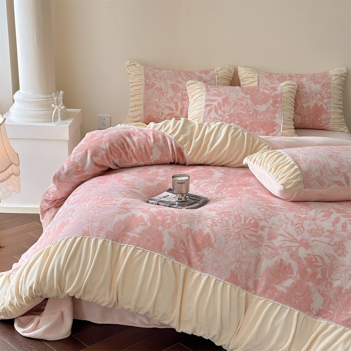 91家纺网 家纺一手货源 找家纺 （总）一左一右 2025秋冬新款法式少女风数码印花褶皱花边高克重牛奶绒四件套-浪漫少女（提供买家秀）