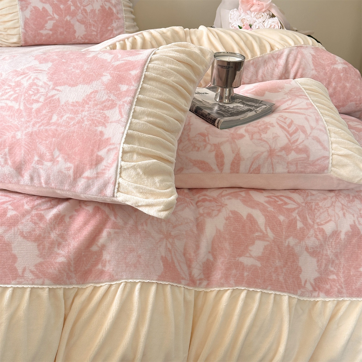 91家纺网 家纺一手货源 找家纺 （总）一左一右 2025秋冬新款法式少女风数码印花褶皱花边高克重牛奶绒四件套-浪漫少女（提供买家秀）