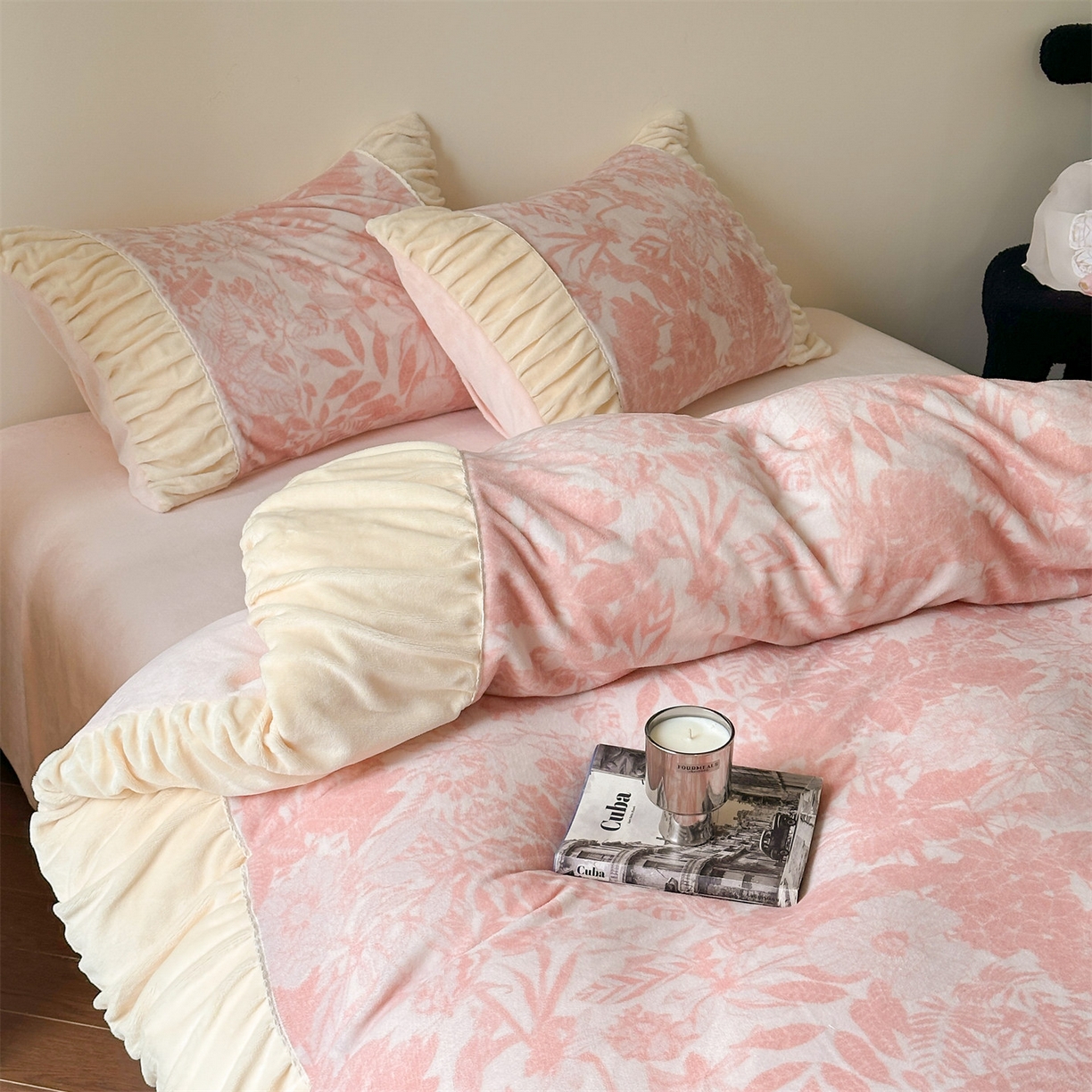 91家纺网 家纺一手货源 找家纺 （总）一左一右 2025秋冬新款法式少女风数码印花褶皱花边高克重牛奶绒四件套-浪漫少女（提供买家秀）