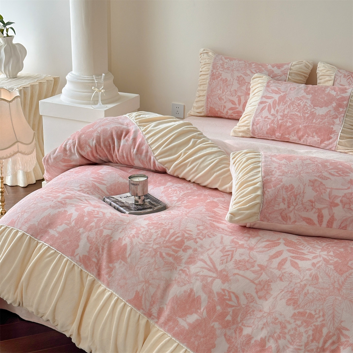 91家纺网 家纺一手货源 找家纺 （总）一左一右 2025秋冬新款法式少女风数码印花褶皱花边高克重牛奶绒四件套-浪漫少女（提供买家秀）