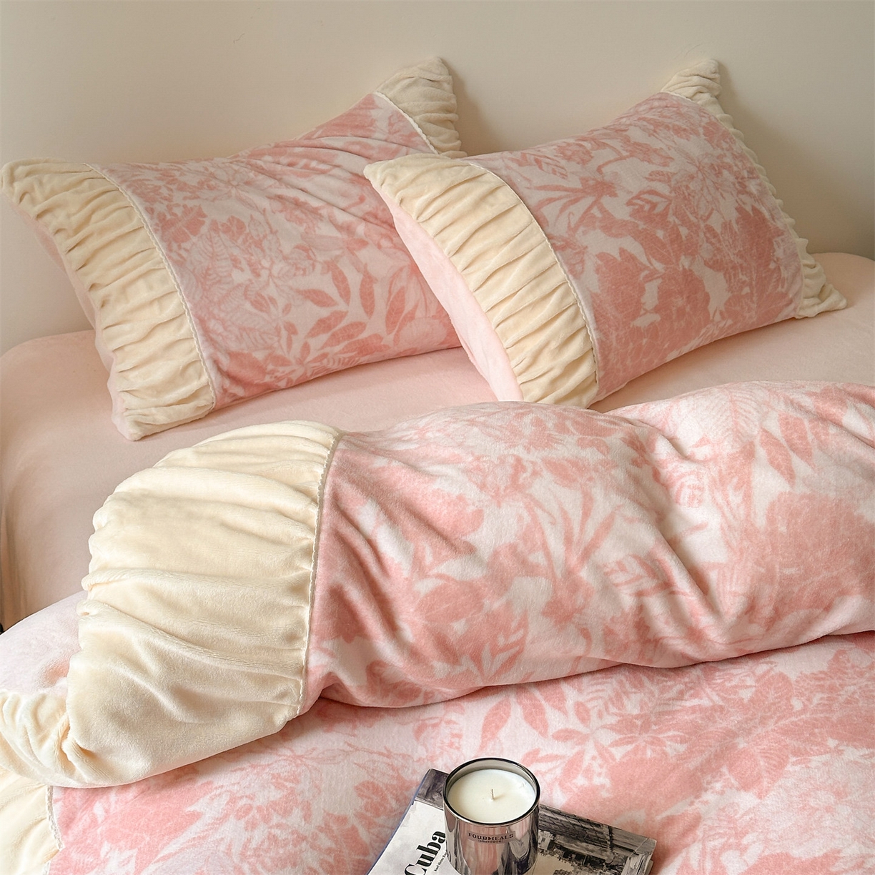 91家纺网 家纺一手货源 找家纺 （总）一左一右 2025秋冬新款法式少女风数码印花褶皱花边高克重牛奶绒四件套-浪漫少女（提供买家秀）