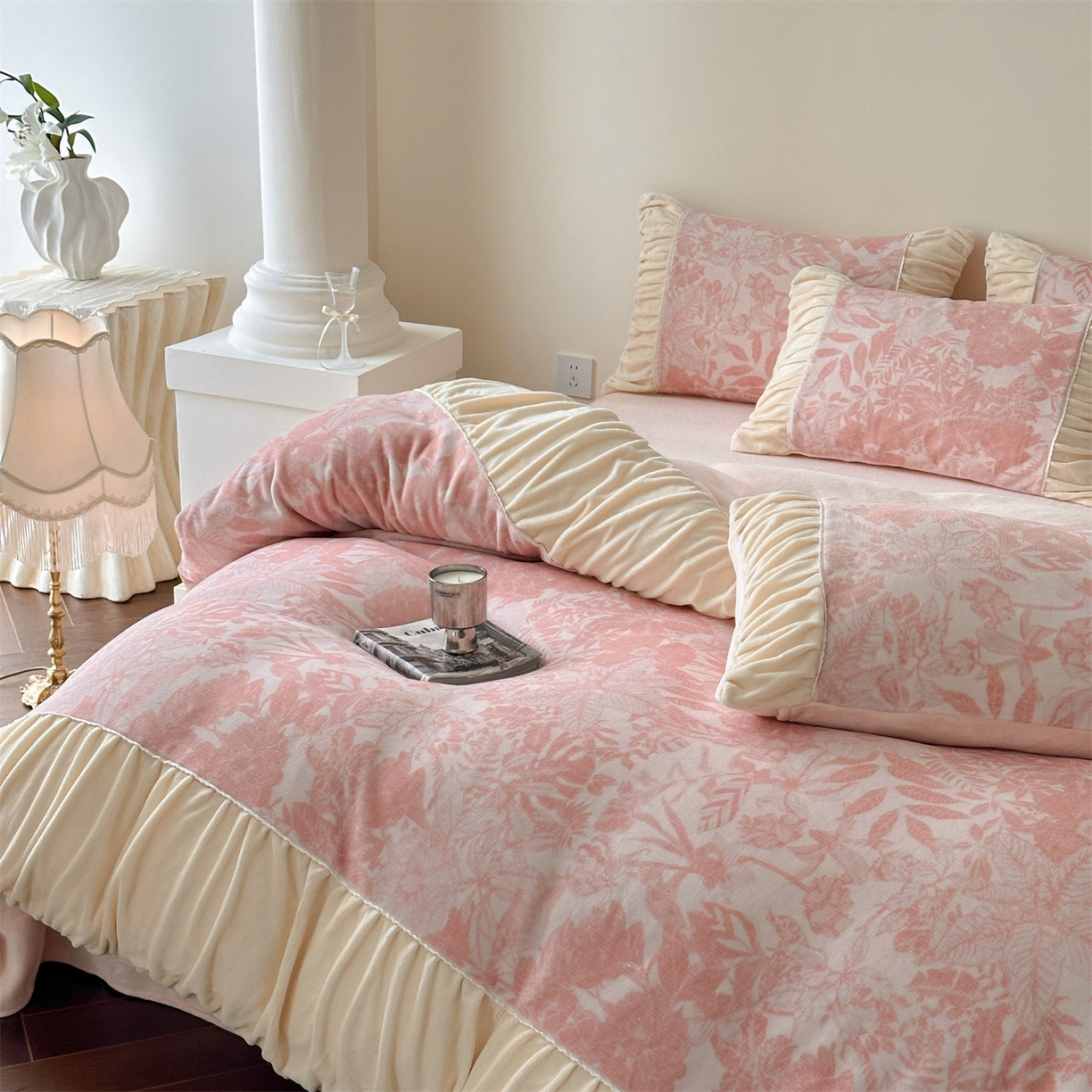 91家纺网 家纺一手货源 找家纺 一左一右 2025秋冬新款法式少女风数码印花褶皱花边高克重牛奶绒四件套-浪漫少女（提供买家秀） 浪漫少女-粉