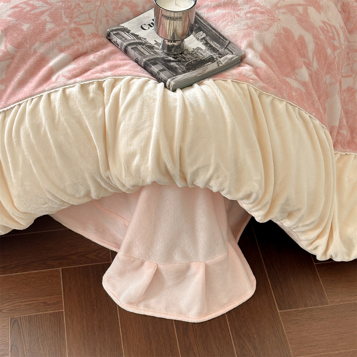 91家纺网 家纺一手货源 找家纺 一左一右 2025秋冬新款法式少女风数码印花褶皱花边高克重牛奶绒四件套-浪漫少女（提供买家秀） 浪漫少女-粉