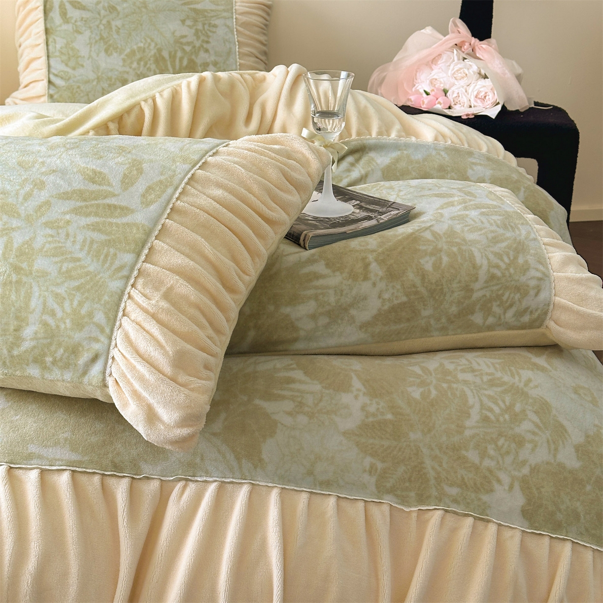 91家纺网 家纺一手货源 找家纺 一左一右 2025秋冬新款法式少女风数码印花褶皱花边高克重牛奶绒四件套-浪漫少女（提供买家秀） 浪漫少女-绿