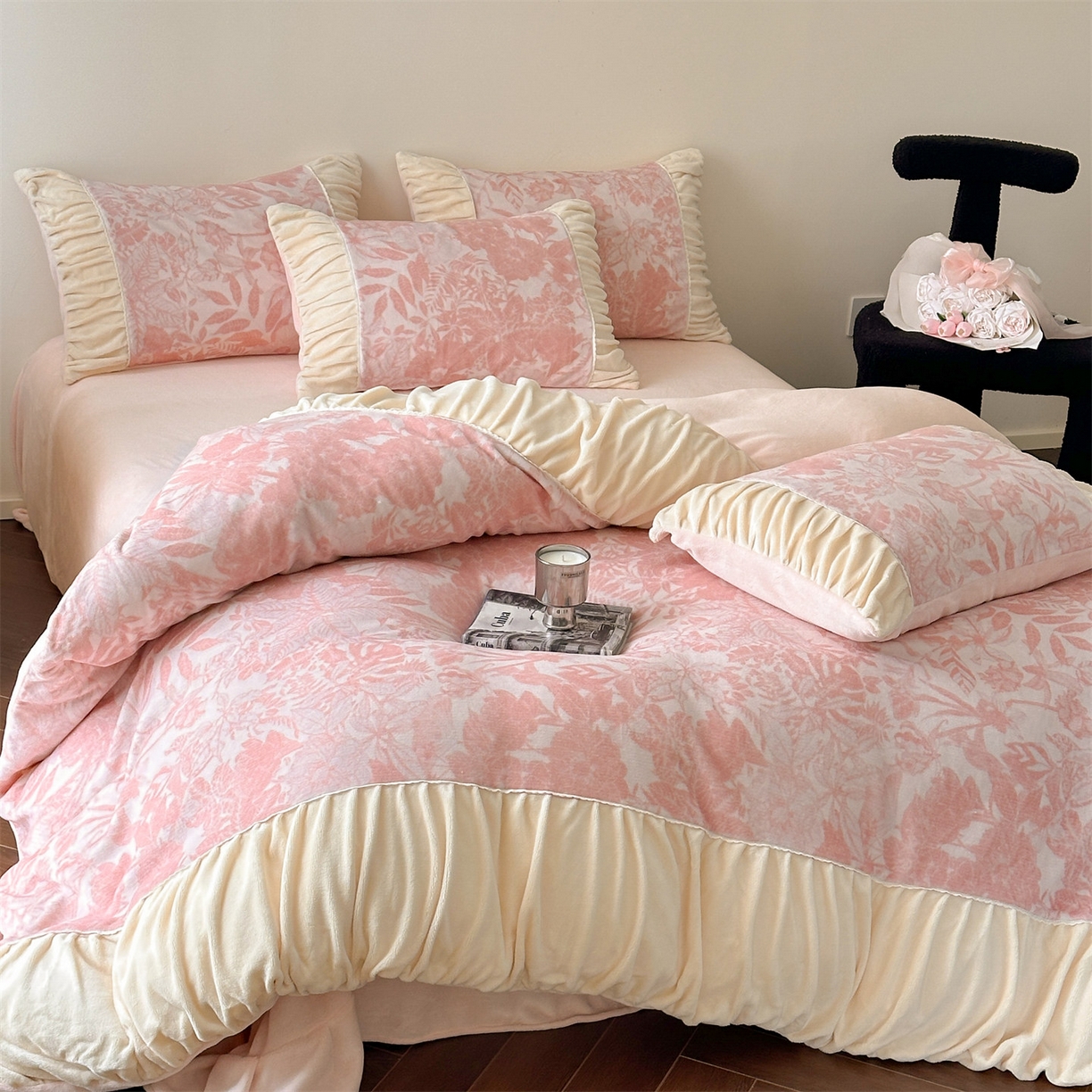 91家纺网 家纺一手货源 找家纺 一左一右 2025秋冬新款法式少女风数码印花褶皱花边高克重牛奶绒四件套-浪漫少女（提供买家秀） 浪漫少女-粉