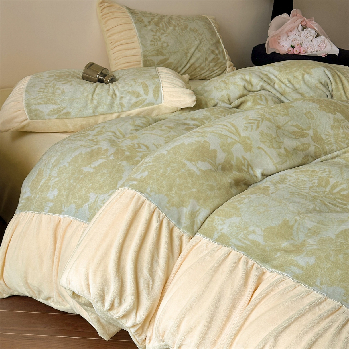 91家纺网 家纺一手货源 找家纺 一左一右 2025秋冬新款法式少女风数码印花褶皱花边高克重牛奶绒四件套-浪漫少女（提供买家秀） 浪漫少女-绿