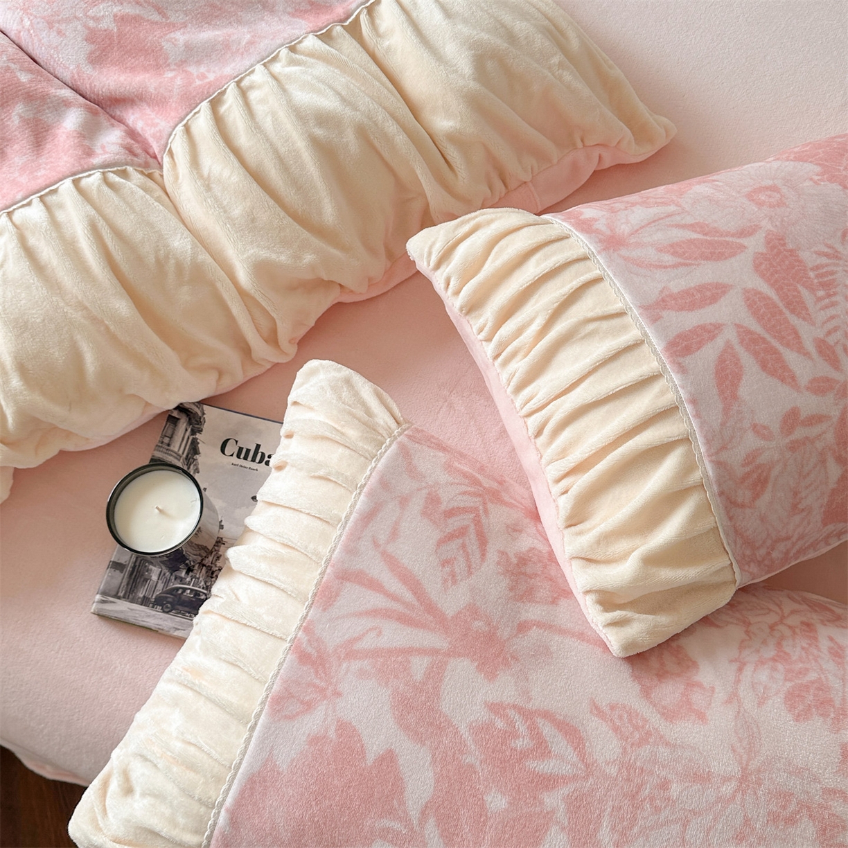 91家纺网 家纺一手货源 找家纺 一左一右 2025秋冬新款法式少女风数码印花褶皱花边高克重牛奶绒四件套-浪漫少女（提供买家秀） 浪漫少女-粉