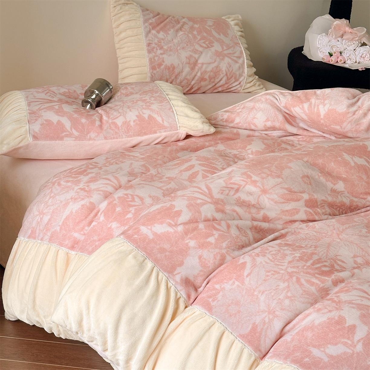 91家纺网 家纺一手货源 找家纺 （总）一左一右 2025秋冬新款法式少女风数码印花褶皱花边高克重牛奶绒四件套-浪漫少女（提供买家秀）