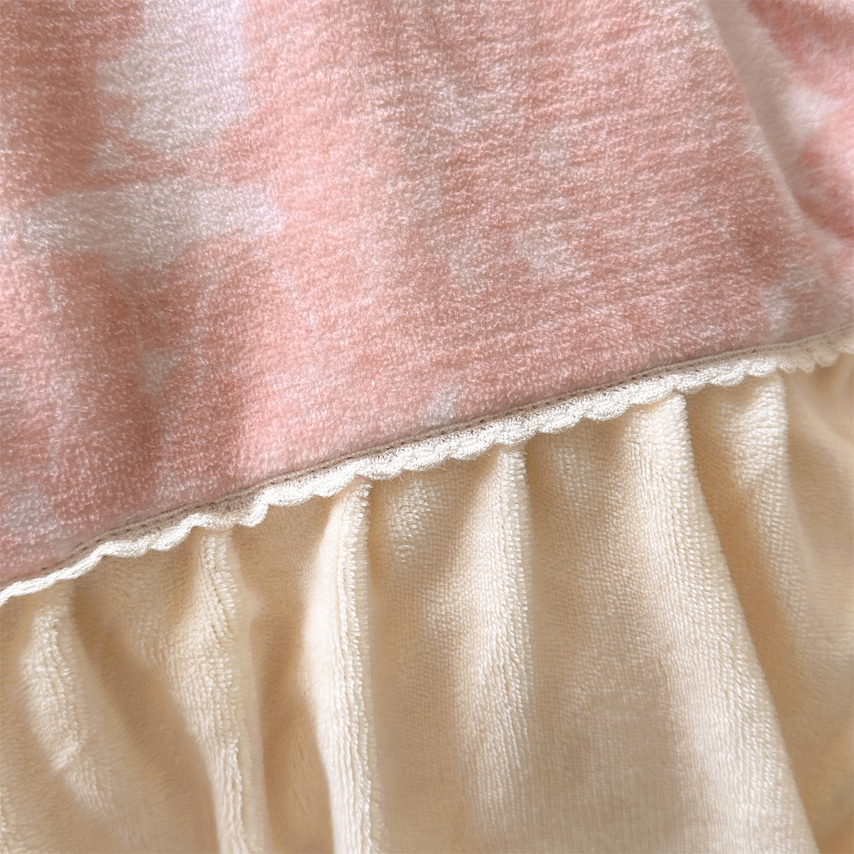 91家纺网 家纺一手货源 找家纺 一左一右 2025秋冬新款法式少女风数码印花褶皱花边高克重牛奶绒四件套-浪漫少女（提供买家秀） 浪漫少女-粉