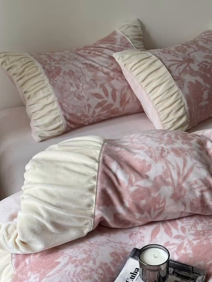 91家纺网 家纺一手货源 找家纺 （总）一左一右 2025秋冬新款法式少女风数码印花褶皱花边高克重牛奶绒四件套-浪漫少女（提供买家秀）