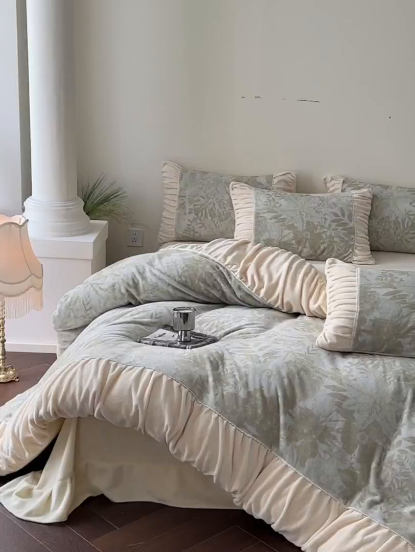 91家纺网 家纺一手货源 找家纺 一左一右 2025秋冬新款法式少女风数码印花褶皱花边高克重牛奶绒四件套-浪漫少女（提供买家秀） 浪漫少女-绿