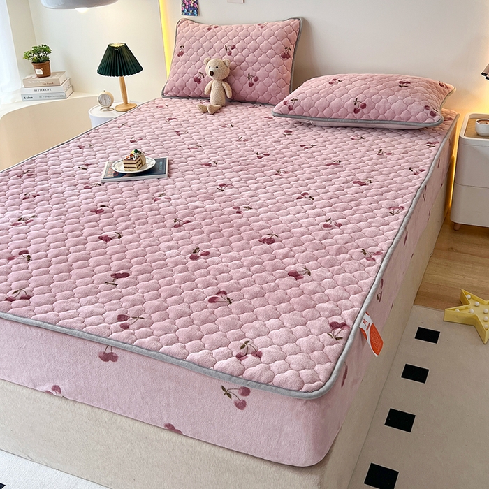 91家纺网 家纺一手货源 找家纺 铭成家纺 2025新款牛奶绒夹棉保暖床笠 小樱桃