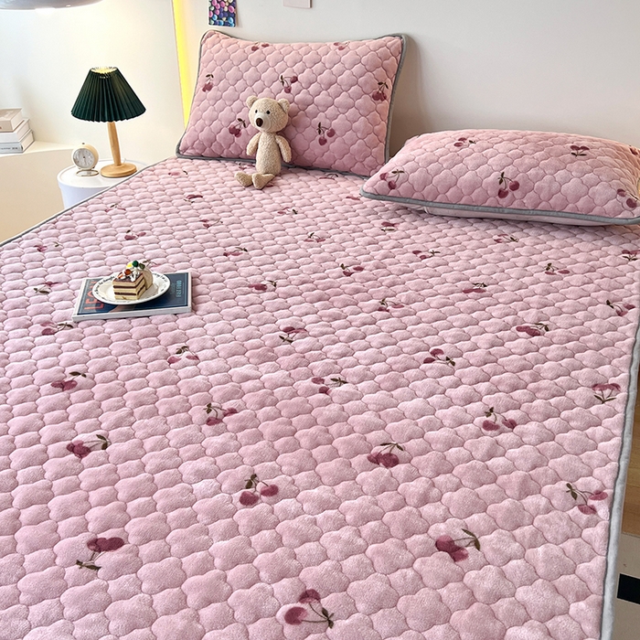 91家纺网 家纺一手货源 找家纺 铭成家纺 2025新款牛奶绒夹棉保暖床笠 小樱桃