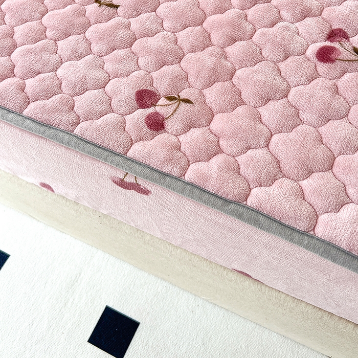 91家纺网 家纺一手货源 找家纺 铭成家纺 2025新款牛奶绒夹棉保暖床笠 小樱桃