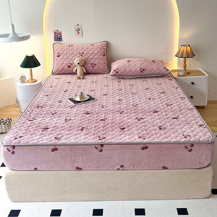 91家纺网 家纺一手货源 找家纺 铭成家纺 2025新款牛奶绒夹棉保暖床笠 小樱桃