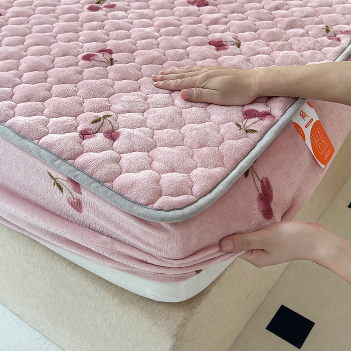 91家纺网 家纺一手货源 找家纺 铭成家纺 2025新款牛奶绒夹棉保暖床笠 小樱桃