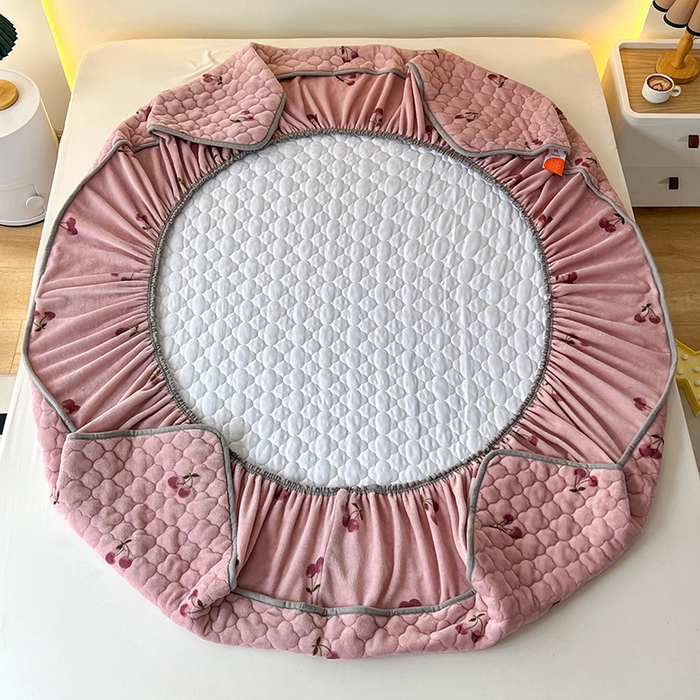 91家纺网 家纺一手货源 找家纺 铭成家纺 2025新款牛奶绒夹棉保暖床笠 小樱桃