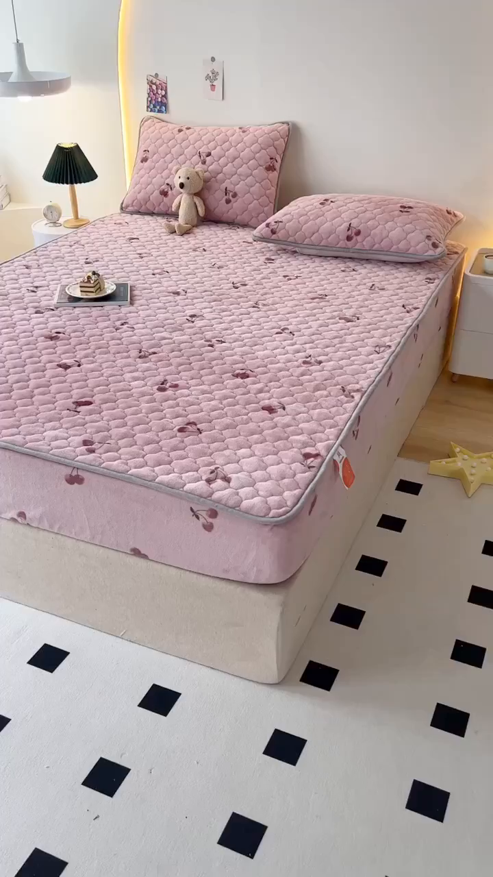 91家纺网 家纺一手货源 找家纺 铭成家纺 2025新款牛奶绒夹棉保暖床笠 小樱桃