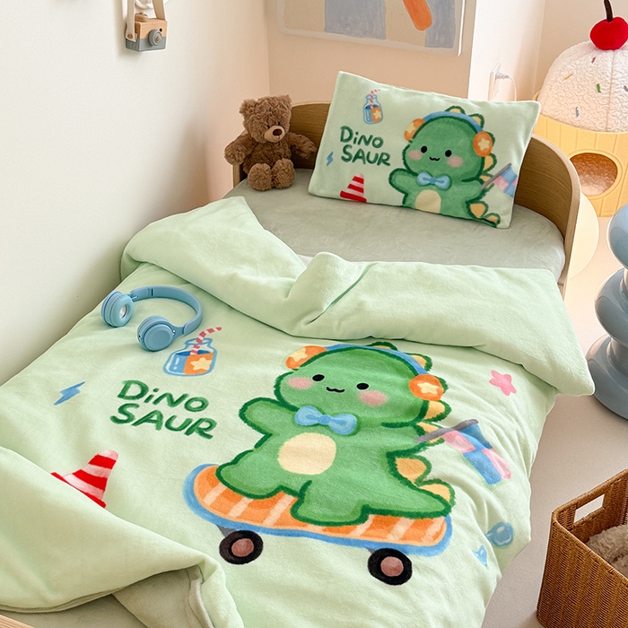 91家纺网 家纺一手货源 找家纺 嗨生活 2025水彩系列新款大版牛奶绒三件套 幼儿园三件套 儿童三件套 恐龙宝宝