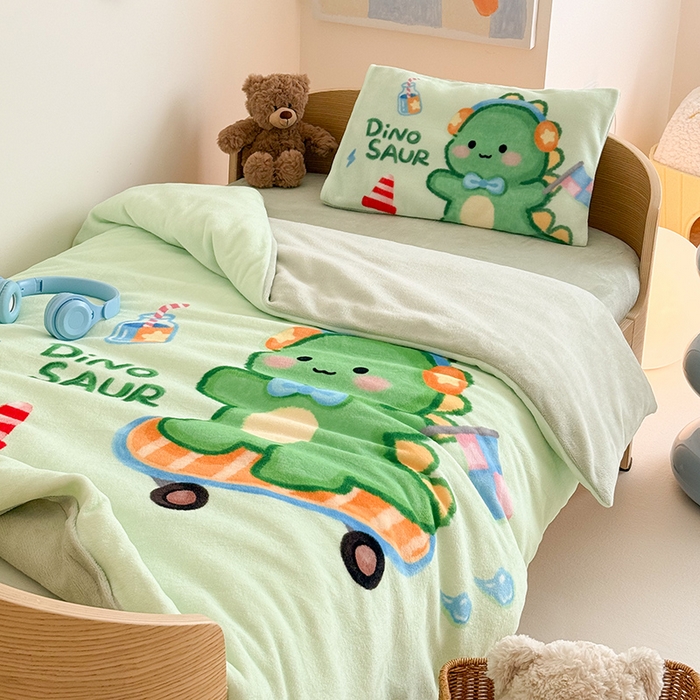 91家纺网 家纺一手货源 找家纺 嗨生活 2025水彩系列新款大版牛奶绒三件套 幼儿园三件套 儿童三件套 恐龙宝宝