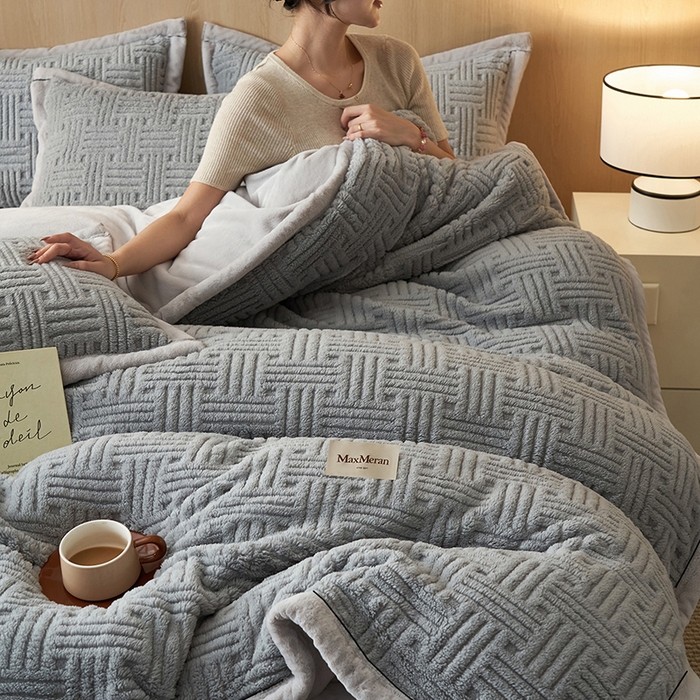 91家纺网 家纺一手货源 找家纺 晨曦家纺 2025新款230克加厚保暖塔芙绒牛奶绒提花单被套-简爱 简爱-典雅灰