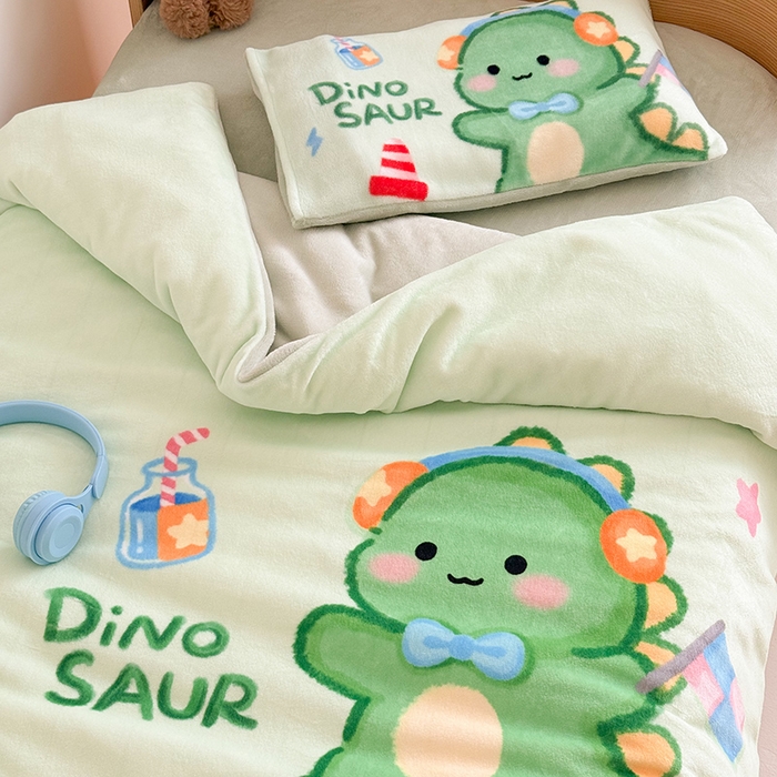 91家纺网 家纺一手货源 找家纺 嗨生活 2025水彩系列新款大版牛奶绒三件套 幼儿园三件套 儿童三件套 恐龙宝宝