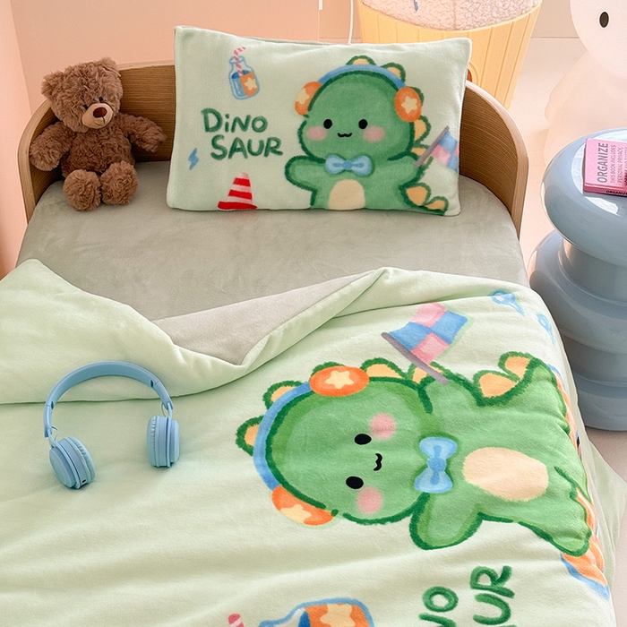 91家纺网 家纺一手货源 找家纺 嗨生活 2025水彩系列新款大版牛奶绒三件套 幼儿园三件套 儿童三件套 恐龙宝宝