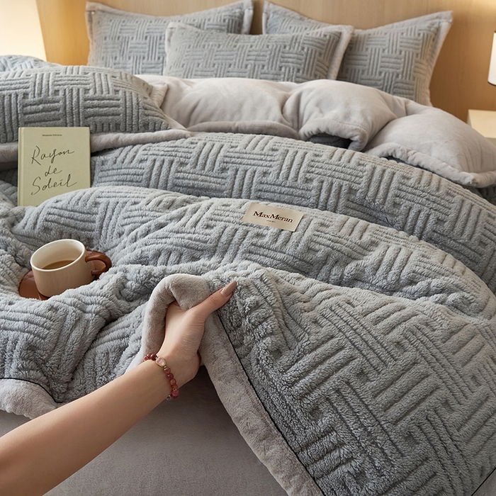 91家纺网 家纺一手货源 找家纺 晨曦家纺 2025新款230克加厚保暖塔芙绒牛奶绒提花单被套-简爱 简爱-典雅灰