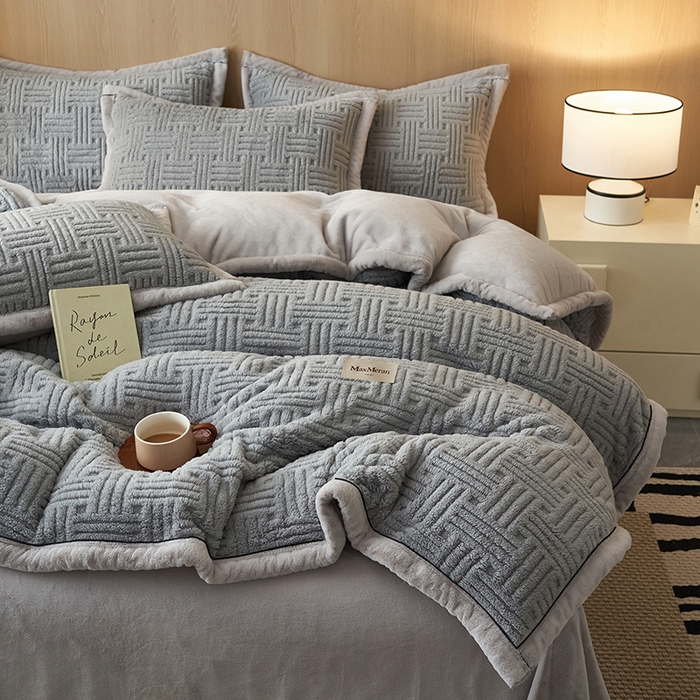 91家纺网 家纺一手货源 找家纺 晨曦家纺 2025新款230克加厚保暖塔芙绒牛奶绒提花单被套-简爱 简爱-典雅灰