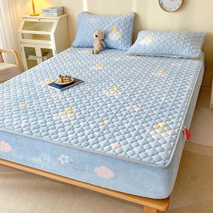 91家纺网 家纺一手货源 找家纺 铭成家纺 2025新款牛奶绒夹棉保暖床笠 星月织梦-蓝