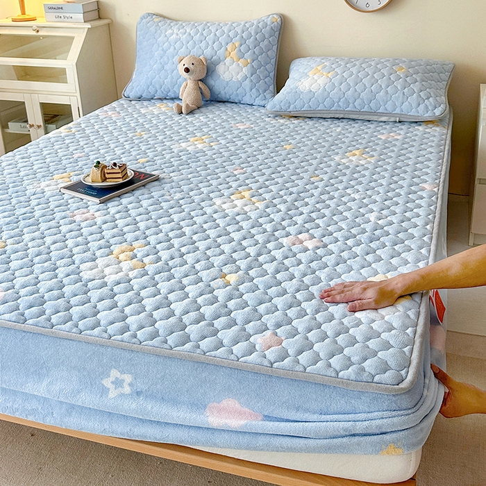 91家纺网 家纺一手货源 找家纺 铭成家纺 2025新款牛奶绒夹棉保暖床笠 星月织梦-蓝