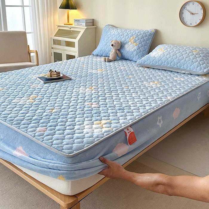 91家纺网 家纺一手货源 找家纺 铭成家纺 2025新款牛奶绒夹棉保暖床笠 星月织梦-蓝