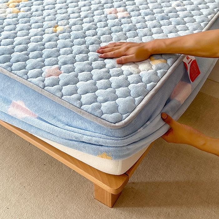 91家纺网 家纺一手货源 找家纺 铭成家纺 2025新款牛奶绒夹棉保暖床笠 星月织梦-蓝