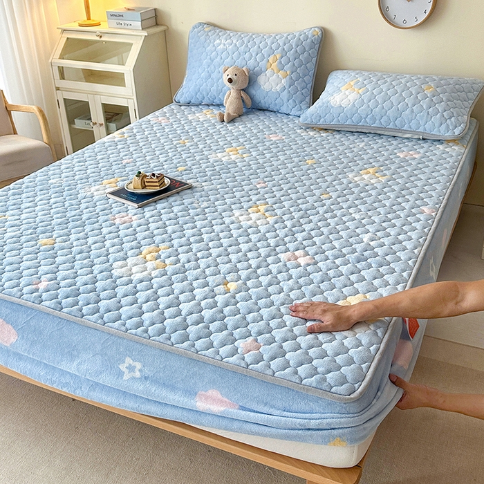 91家纺网 家纺一手货源 找家纺 铭成家纺 2025新款牛奶绒夹棉保暖床笠 星月织梦-蓝