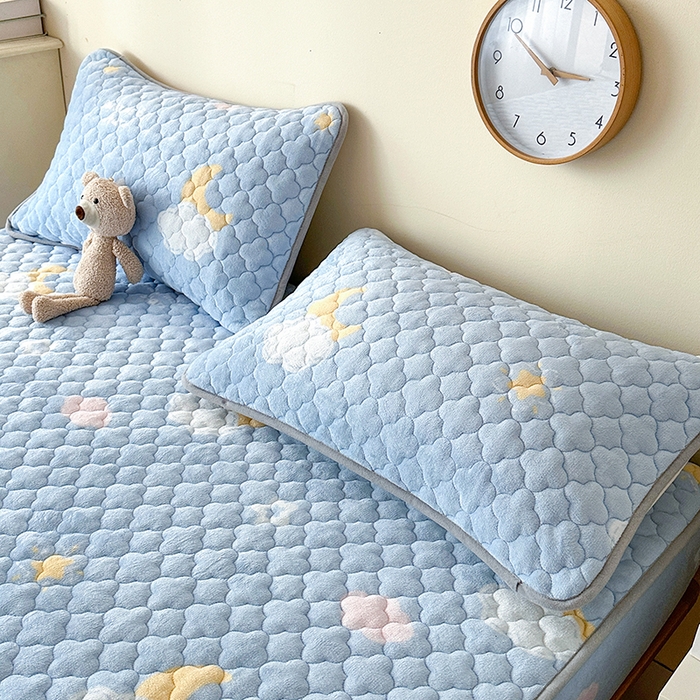 91家纺网 家纺一手货源 找家纺 铭成家纺 2025新款牛奶绒夹棉保暖床笠 星月织梦-蓝