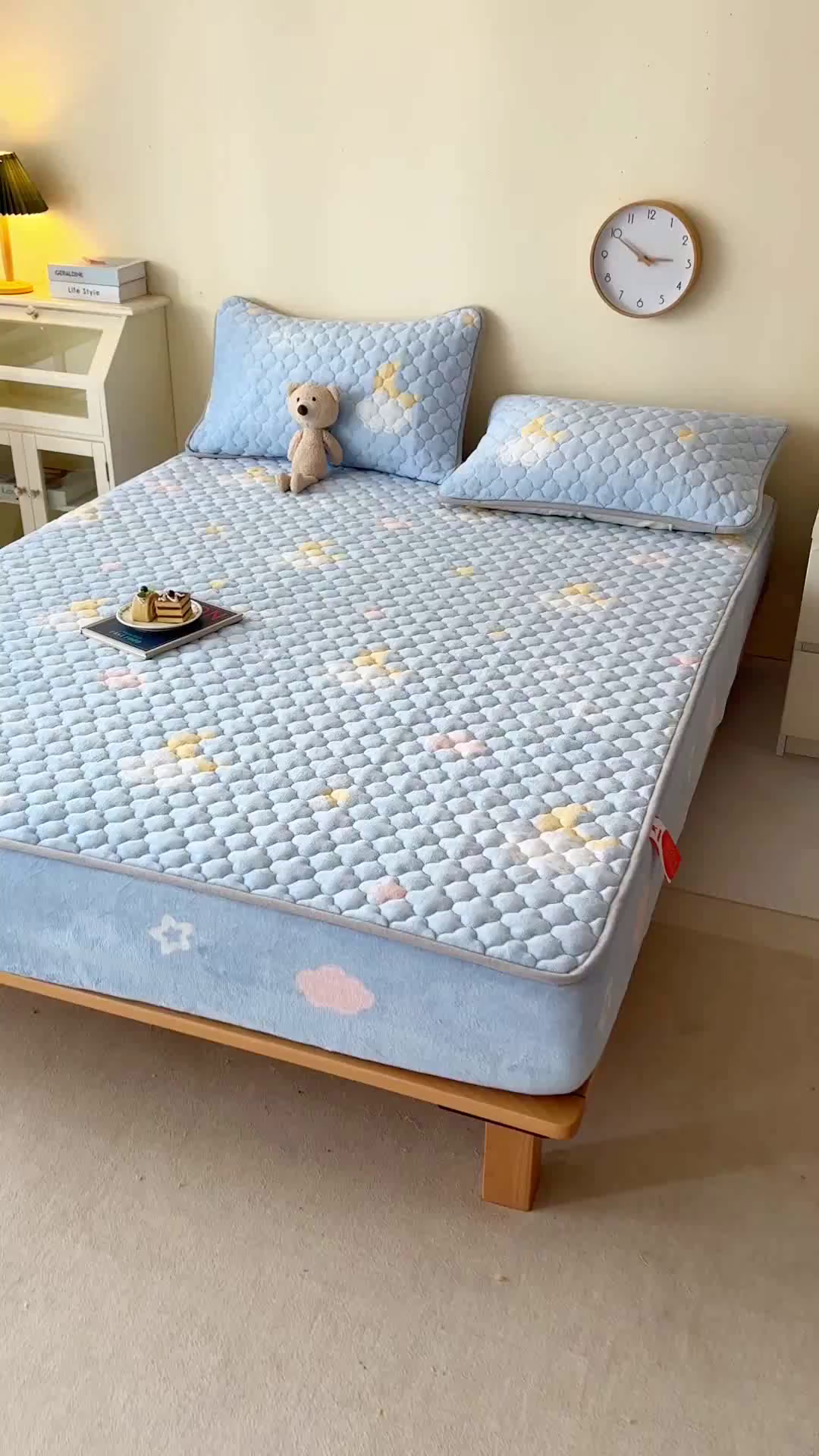 91家纺网 家纺一手货源 找家纺 铭成家纺 2025新款牛奶绒夹棉保暖床笠 星月织梦-蓝